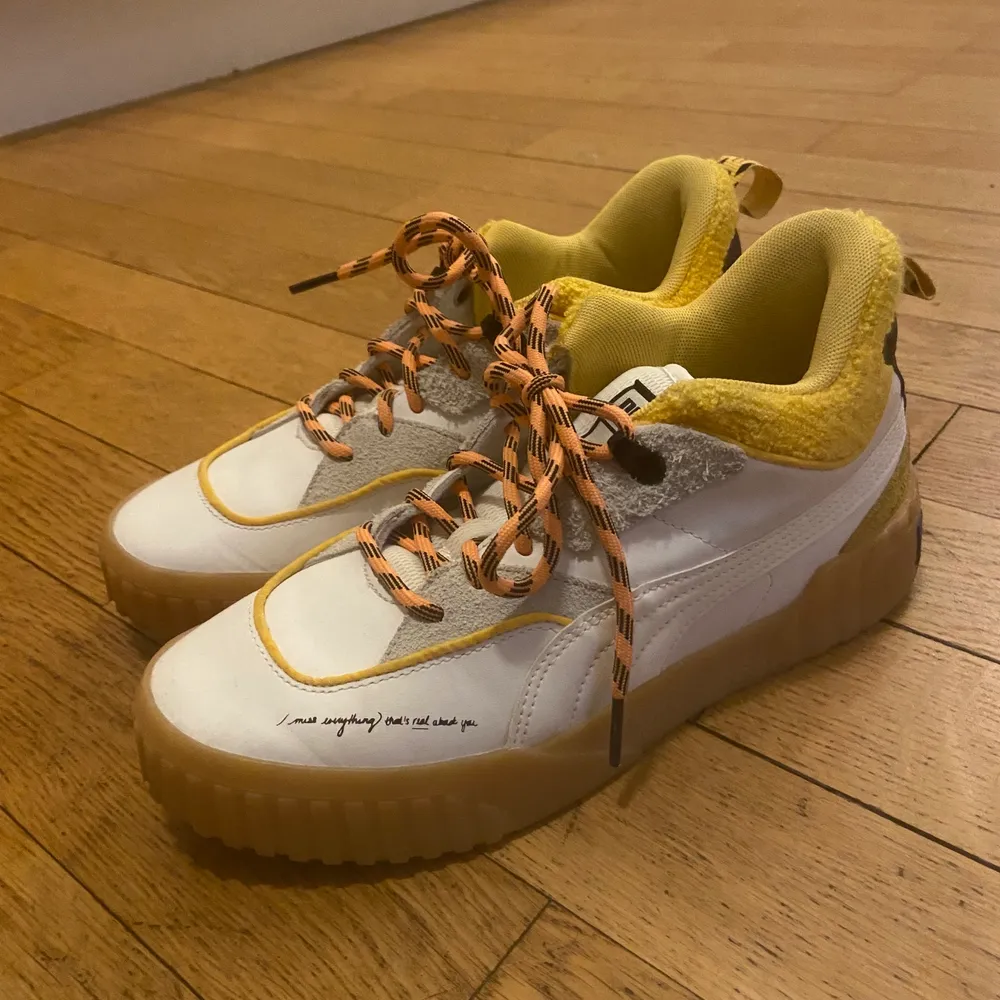 Helt oanvända puma sneakers! Fodrade, så perfekta till vintern och hösten! . Skor.