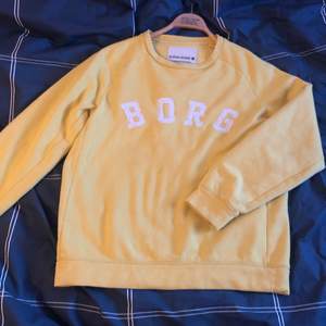 En super fin gul sweatshirt från Björn Borg! Använd super mycket men fortfarande i super skick! Säljs för att den ej kommer till användning. Frakt tillkommer. 💕