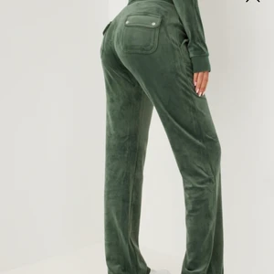 Juicy couture dark moss - Storlek xs, väldigt eftertraktade byxor då det alltid är slutsålda både i Sverige och utomlands. HAR EN SKADA PÅ BENET SE BILD NUMMER 2. LÄGG INTE BUD OM DU INTE HAR PENGAR! Färgen är dark moss, och bud är bindande går inte ångra sig om man vinner! Kommer sätta negativt på er som gör så. DET ÄR INGET HÅL