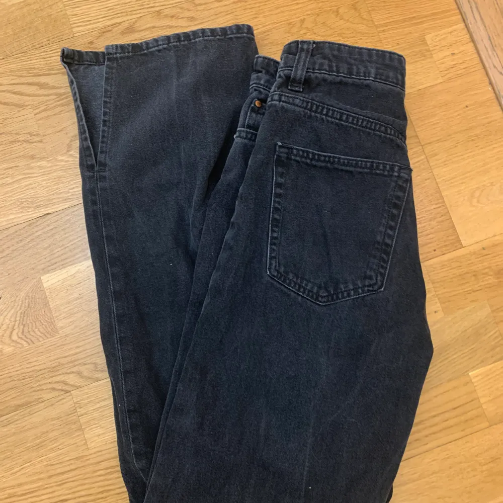 Svarta ”Loose straight high waist” jeans.Ett par jeans från h&m som jag fick i julklapp en storlek förstor och som tyvärr inte kommer till användning. Aldrig anspänt byxorna innan och det är inget fel på dem                             Köparen står för frakt. Jeans & Byxor.