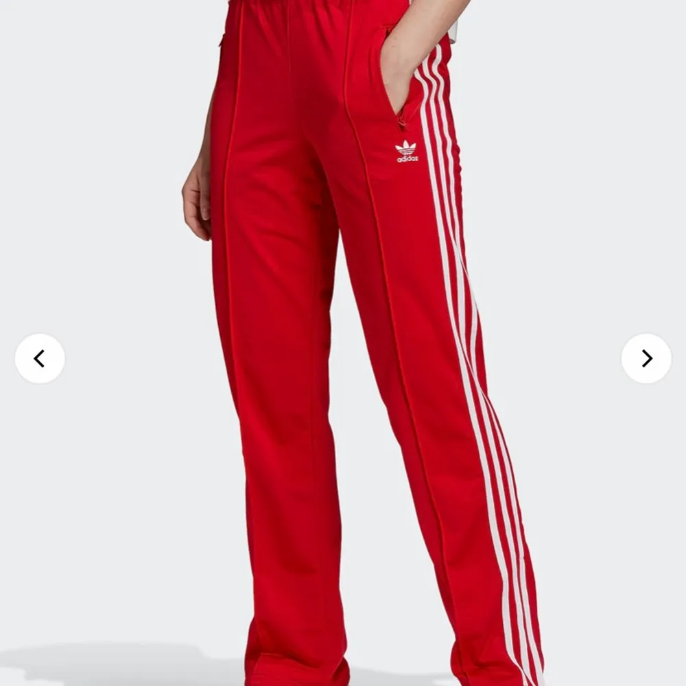 Röda track pants från Adidas. Använd ett fåtal gånger. Strlk S, jag är 167 cm och de passa bra i längden! . Jeans & Byxor.