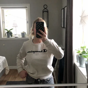 Champion sweatshirt  - En tröja jag inte använder längre vet inte hur mycket jag köpte den för men säljer den för ett billig pris. Vid frågor eller annat är det bara att höra av sig❤️ säljer en likadan fast i svart!