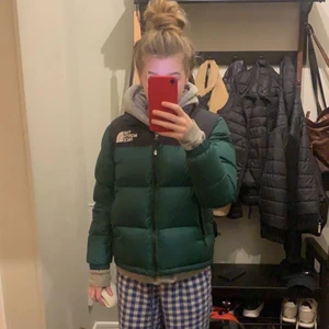 The north face jacka  - Säljer min gröna north face jacka där efterfrågan är väldigt hög, Slutsåld överallt 🔥 