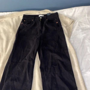 Svarta jeans  - Svarta jeans som är vida. Säljer dom för att jag inte amdvänder dom något mer. Dom är ganska andvända ska inte ljuga. Men dom är super sköna.💗