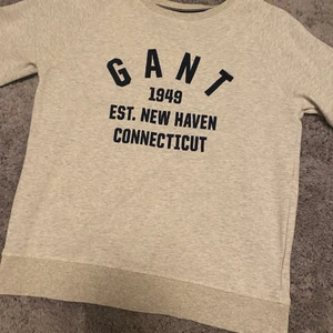 Gant sweatshirt - Grå gant sweatshirt. Storlek: 158/164. Passar också en xs. Färg: grå. Pris: 150 skick: fint skick 