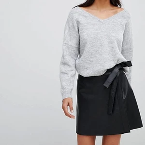 Svart kjol  - As snygg omlott kjol i skinn imitation i strlk M men liten i stolek så passar S , den är i väldigt bra skick! Perfket till nyår, frakt ingår 