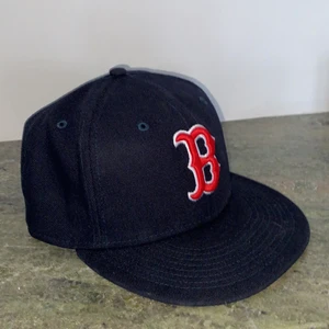 NEW ERA KEPS  - Snygg New era keps, använd fåtal gånger. Säljes pga att jag inte passar i sån keps. Sitter som en Large. Ny pris 500kr säljes för 350! Köparen står för frakt 