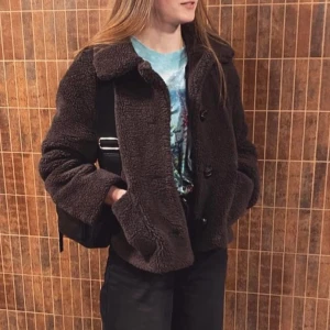 Teddyjacka - Supermysig teddyjacka från zara, perfekt för hösten! köpt förra hösten, säljer då jag inte använder den längre. Storlek M men sitter snyggt oversize på nån som har S. Bild 1 och 2 visar färgen. Bild 3 är lånad.