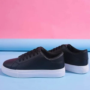 Svarta sneakers  - Helt nya svarta sneakers storlek 40 men passar 39/38. Säljer för de va för små för mig, buda från 100kr eller kör direkt för 180!