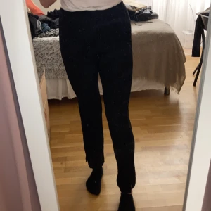 Svarta byxor  - Svarta byxor köpta från H&M i strl S, se bild 2 för tydligare bild på materialet.   Vid frågor är det bara att skriva!🥰  Nytvättad! 
