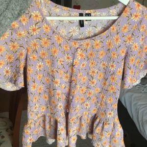 Söt blommig blus - Säljer nu denna supersöta blommiga blusen från vero moda. Blusen är i storlek XS och i gott skick, knappt använd. Blusen har fina matchande knappar och volanger nertill och i ärmarna. Jag skickar även med en reservknapp ifall någon knapp skulle gå av. Blusen sitter snyggt och jag har fått många komplimanger de få gånger då jag använt den. Nu passar den inte riktigt längre min stil, därför säljer jag fen här. Har du frågor, är intresserad eller vill förhandla om priset, hör gärna av dig 😊💖