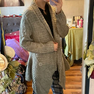 Grå stickad kofta - Säljer denna gråa super mysiga kofta från Kappahl. Den är lite kortare där bak och har en liten krage. Står ingen storlek i den men jag är S/M och jag tycker den sitter bra på mig