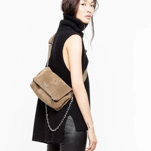 Zadig&Voltaire väska i brun mocka - Zadig&Voltaire väska i brun mocka, modellen ”Rocky Suede Bag”. En större modell men fortfarande liten och smidig, rymmer hur mycket som helst! Finns inte att köpa längre och väldigt unik!! Modellen kommer bara med ett långt silvrigt band🫶🏼
