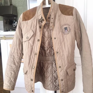 Lexington jacka - Beige Lexington jacka. Superbra skick då den är mycket sparsamt använd. Modellen säljs inte längre och därför är jackan unik. Mitt pris är 400kr, vilket är mycket bra då nypris ligger på över 2000kr 💕
