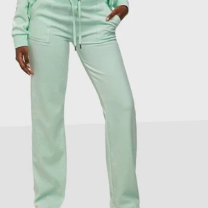 Juicy couture mjukisar - Helt felfria juicy byxor, säljes då dem inte kommer till användning använda 3,4 gånger.