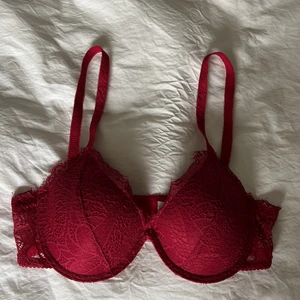 Helt ny röd bh med spets - Helt ny röd/vinröd bh med spets storlek 75B. Aldrig använd. Justerbara band 💖