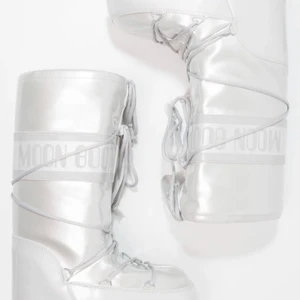 Moonboots  - Säljer mina superfina moonboots då jag fick ett par andra i julklapp. Perfekta nu till de kallaste månaderna! Endast använda en gång så de är i sprillans nytt skick! Köpta Augusti 2021 på Zalando. Skriv för fler bilder💗