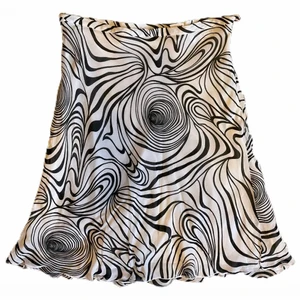 Mönstrad kjol - Svartvit y2k mönstrad kjol. Perfekt för vår och sommar pga tygets lätthet. Från H&M i storlek 38.