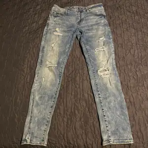 Säljer ett par slim fit jeans från American Eagle i stlk 30x30. Dem är bara använda ett fåtal gånger så dem är nästan som nya. Jag står inte för postens slarv.