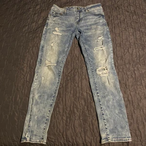  Jeans American Eagle - Säljer ett par slim fit jeans från American Eagle i stlk 30x30. Dem är bara använda ett fåtal gånger så dem är nästan som nya. Jag står inte för postens slarv.