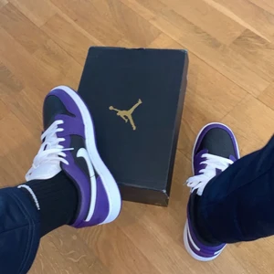 Jordan 1 low purple royal - Säljer pga använder dem inte längre, använda helt okej men inte skador eller liknande💖💖 skriv för mer frågor privat