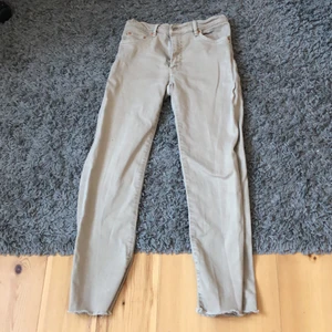 beiga jeans - Säljer dessa jätte snygga beiga jeans som är köpta på lager 157 som använts ett fåtal gånger. Dö snygga men säljer för att de är för små för mig, går att spänna in i midjan och inget konstigt med dem, köptes för 400. Köparen står för frakten och betalning går genom Swish, kan bli billigare om köparen är snabb❤️