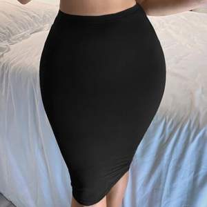En fin tight kjol som passar med mycket. Den är helt oanvänd. Frakt tillkommer, skriv vid intresse:)