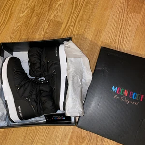 MoonBoots - Säljer mina moonboots som jag fick i julklapp pga att de tyvärr var för stora :( Har vanligtvis 36 men eftersom dessa är barnmodell önskade jag mig 37 - men de är precis som en vanlig 37a. Har endast testats inomhus! OG pris 1400kr jag säljer för 650kr
