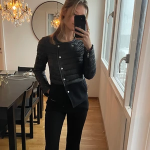 Calvin Klein Jacka  - Jacka från CK i en slim modell. Liten i storleken. 