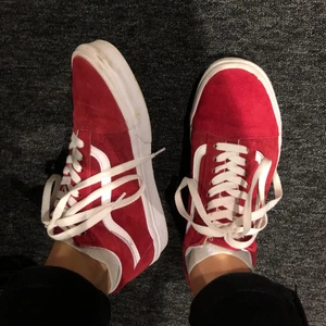 Vans skor - Säljer mina vinröda Vans skor i stl 39, använda väldigt få gånger. Dom är i fint skick! 