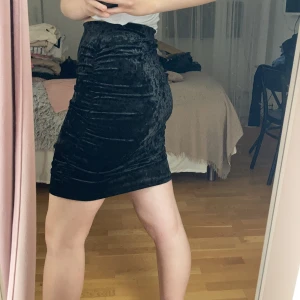 Sammets kjol - Lång svart kjol i sammet, köpt från Ginatricot i strl M.   Vid frågor är det bara att skriva!🥰