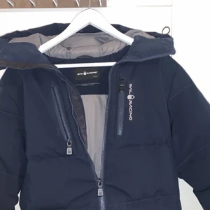 Sail racing jacka - Säljer min sail racing jacka. Den är sparsamt använd och har inga defekter. Storlek XS men passar även S. Priset kan diskuteras.