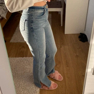 Jeans med slits  - Säljer nu mina blåa jeans med slits. De är i storlek 26 men väldigt stretchiga. Frakten kostar 62 kr!😄