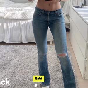 (Första två bilderna är lånade) Säljer jätte fina lågmidjade jeans från Nudie. Köpta här på Plick men var tyvärr för små för mig. Köpare står för frakt☺️