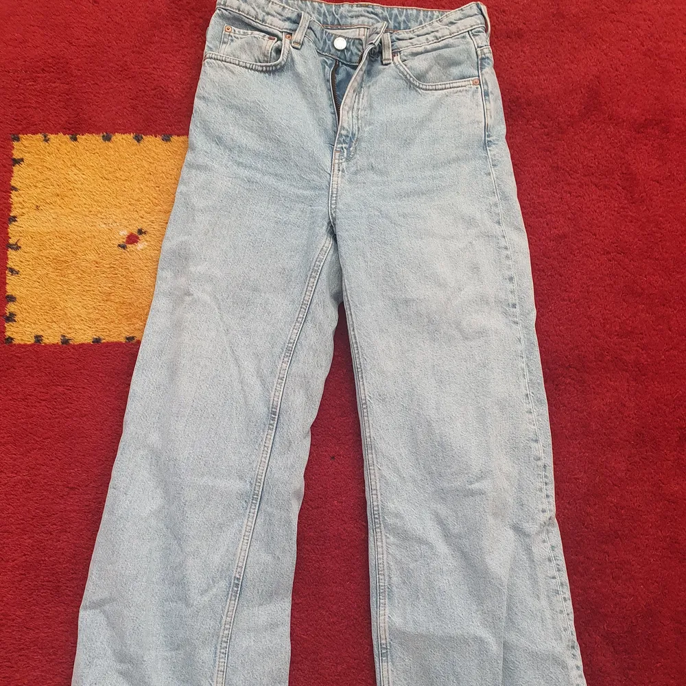 Wide leg jeans från weekday. Är för stora för mig och har därför inte kommit till någon användning . Jeans & Byxor.