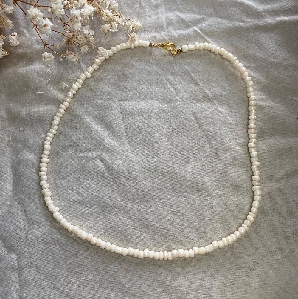 Halsband med vaniljfärgade pärlor gammal vit super fin jätte fin blanda olika halsband med ! 💗. Accessoarer.