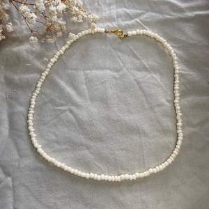 Halsband med vaniljfärgade pärlor gammal vit super fin jätte fin blanda olika halsband med ! 💗