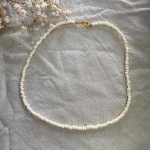 Halsband  - Halsband med vaniljfärgade pärlor gammal vit super fin jätte fin blanda olika halsband med ! 💗