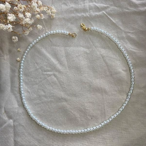 Pärlhalsband  - Pärlhalsband små vakade pärlor jätte fin. 