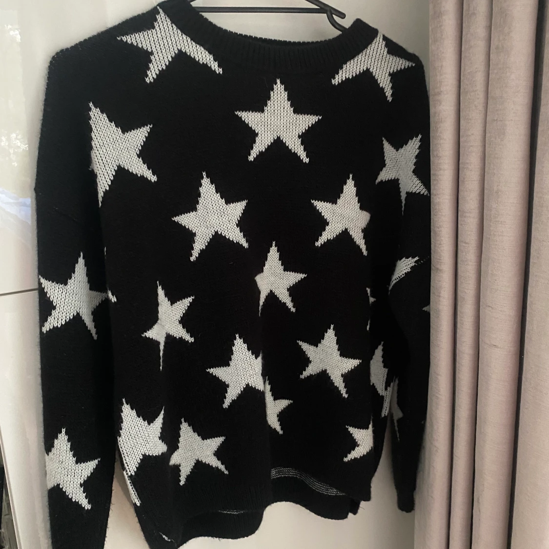 Stickad tröja med stjärnor