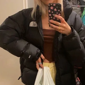 The North Face jacka - INTRESSEKOLL! The North Face jacka, modell ”The North Face 1996 Retro Nuptse Jacket”, använd ca en vecka så i helt nyskick, storlek M herr. Sitter snyggt oversize på mig som brukar ha S i tröjor. Slutsåld överallt vad jag har sett💞💞