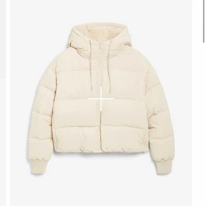 Puffer jacka  - Beige puffer jacka från monki, köptes förra året. Använt ett fåtal gånger, väldigt bra skick. Jätte fin och varm. Den är i en lite kort modell ! Köpt för 500 kr.