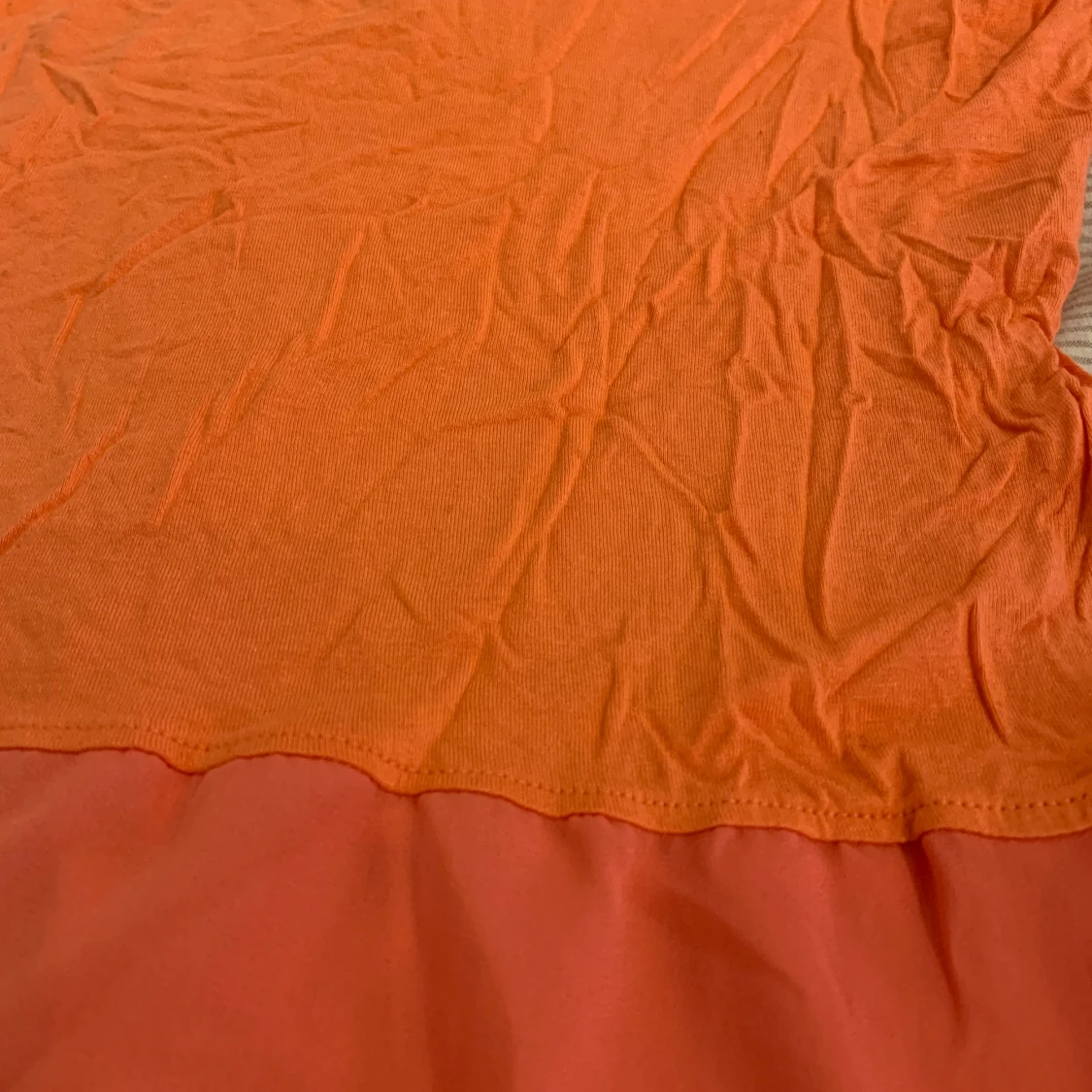 En orange festlig t-shirt  - 90