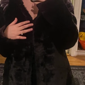 Päls kappa - En jätte fin päls kappa från only köpt de här året har knappt använt köpte den för ungefär 600kr🖤