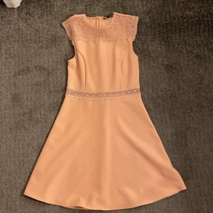 Sommarklänning strl xs - En jättefin rosa sommarklänning. Den är från Zara och i storlek XS. Har bara använt den ett fåtal gånger så den ser fortfarande ut som ny. Klänningen har spets i midjan men även vid halsen. Dessutom har klänningen en dragkedja i ryggen.