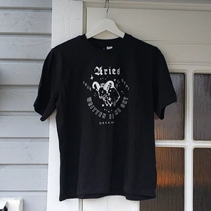T-shirt - T-shirt från hm med vitt print. De kom ut med kläder i  astrologi tema för ett tag sedan och denna är med aries/vädurens tryck