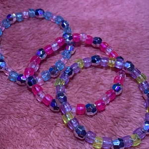 Hemmagjorda armband - Hejsan:) Säljer dessa tre armband som jag gjort helt själv, säljer en för 15kr men alla tre för 30kr🤗 om ni har frågor eller vad som helst så är det bara att skriva till mig🥰❤️