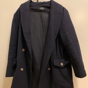 APC kappa, marinblå - Halvlång kappa, mörkblå, bruna knappar, bra skick. 