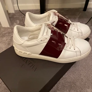 Valentino skor  - Säljer nu mina Valentino skor då de inte passar. Dom är storlek 40 men kan bli 39 med en sula. Jättefint skick använda ca 15 gånger endast. Vinröd glansig på strecket i mitten. Såå snygga och sköna. Såklart 100% äkta och ingår kartong samt dustbagen till dom, även nya snören så man har när de andra blir slitna. Dom är köpta via Vestiaire och har gått igenom en äktenhetskontroll. 👏🏼 Dessa skor passar både dam och herr.