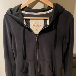 svart hoodie i sammet från hollister. jättefint skick. storlek m men passar mig som har xs/s 💕